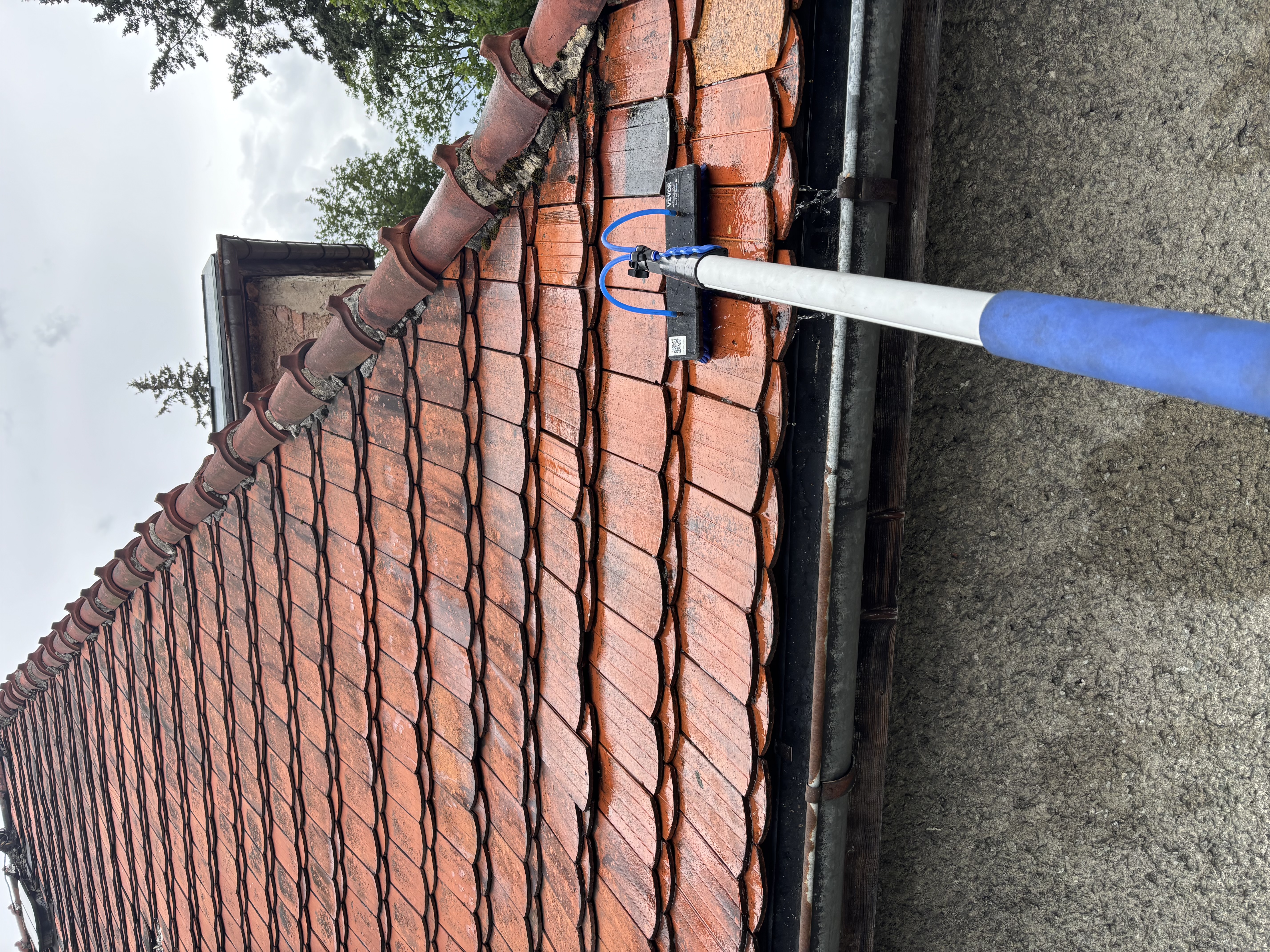 Mycie dachu z podnośnika koszowego – zdjęcie 5