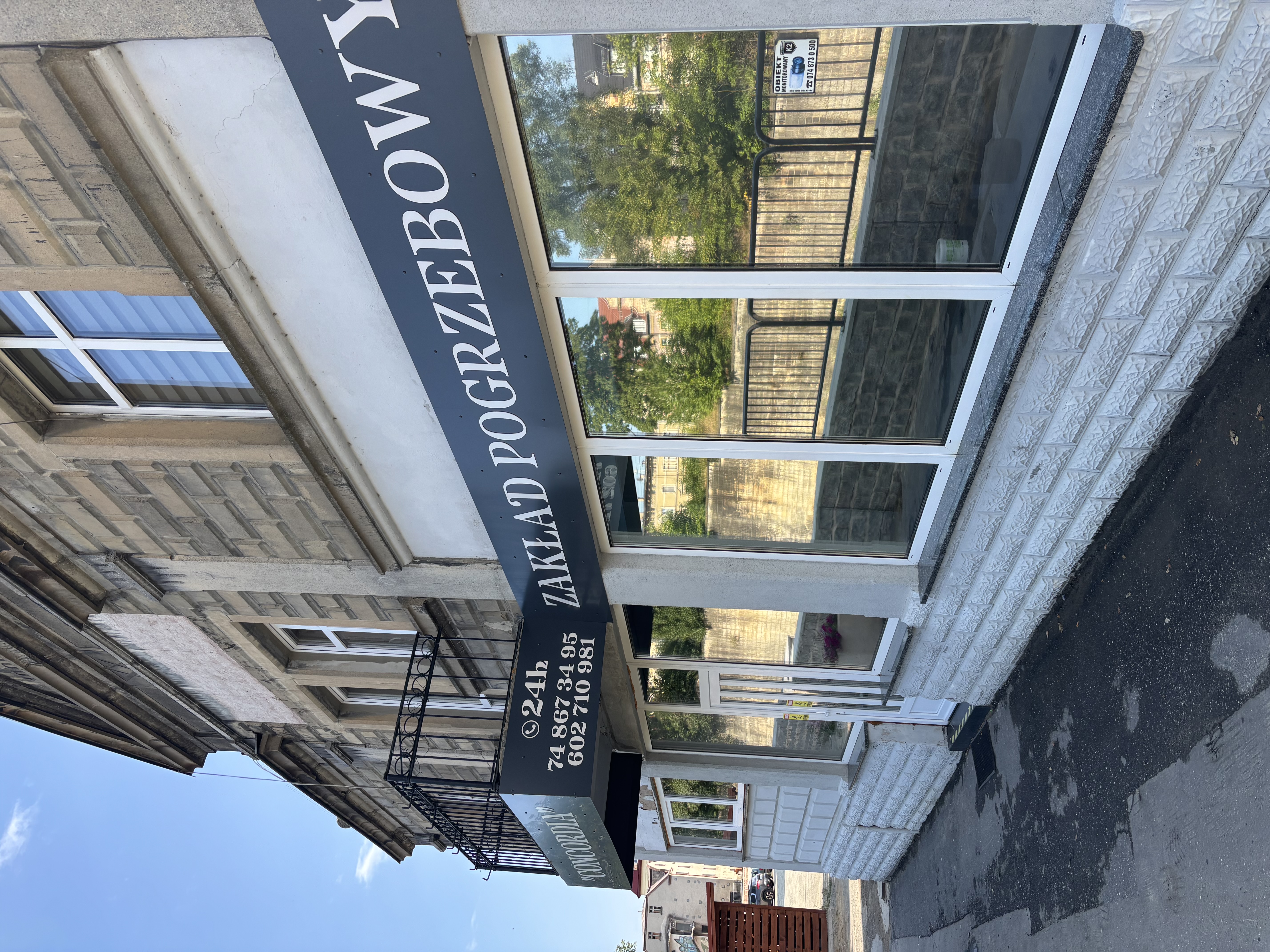 Mycie witryn sklepowych – Zakład Pogrzebowy Concordia, Kłodzko
